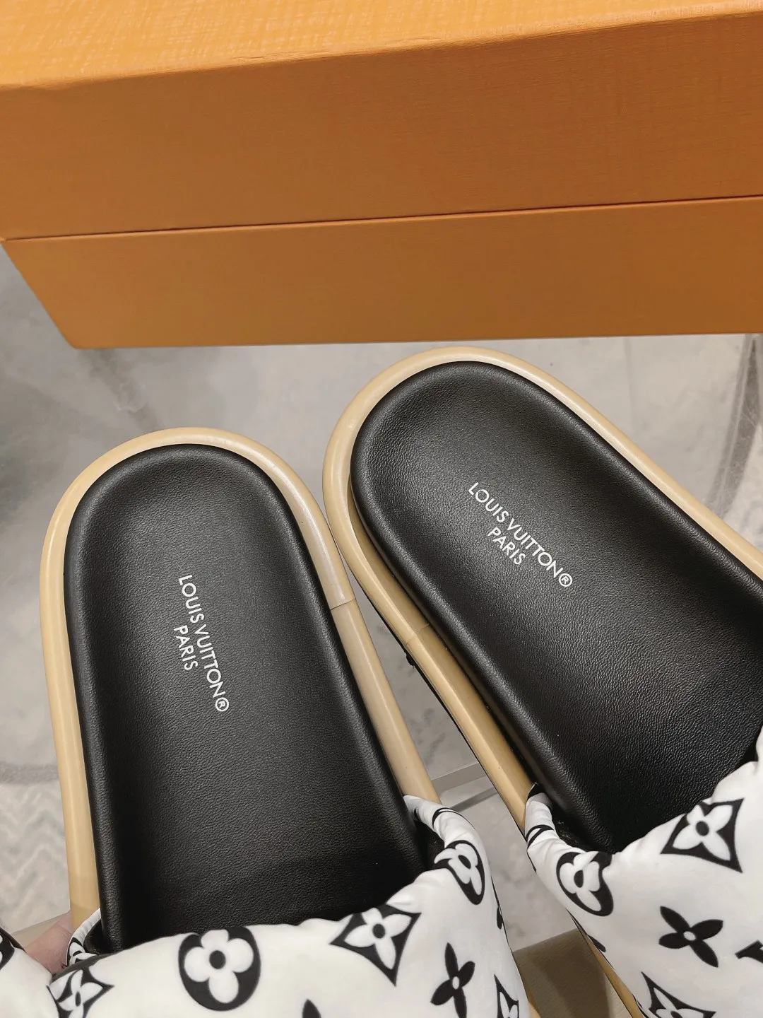 👟👟Ex-factory price 360👟👟 Lvjia brand | ²⁰²5 𝐬𝐬 💛2025 spring and summer latest popular Velcro series...Couple style thick-soled slippers, new rare products at the purchasing level💫 🍒This style is the favorite of celebrities🌟big internet celebrities. A simple and elegant sandal. A good style that you can't take your eyes off at a glance! The thick sole has the effect of increasing the height of the feet. It has the function of elongating the legs immediately. It is exquisite and low-key luxury✔️ No matter it is paired with skirts or trousers, it is super aura🛍 ━━━━━ ЅᏇєєt ━━━━━ ▪️Upper: LV old floral fabric ▪️Outsole: original molded outsole ▪️Shoe size: 35-45